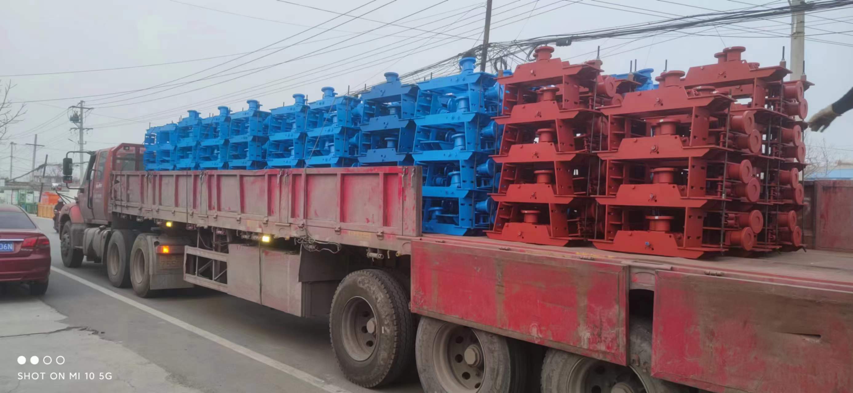 華礦集團(tuán)一批無(wú)極繩絞車配件發(fā)往陜西